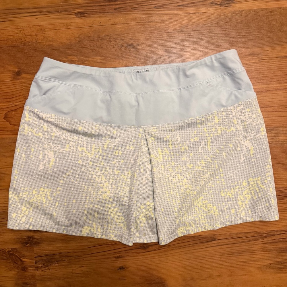Women’s Light Silvery Grey & Pale Yellow Athletic Skorts Size Large